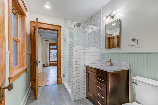 Baño recién remodelado con acabados de alta gama. - 1322 NE Lowry Ave Unidad 1