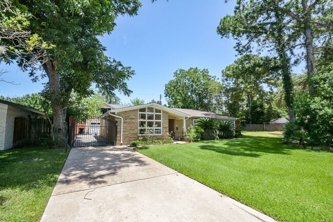 Building Photo - 9906 Cedardale Dr