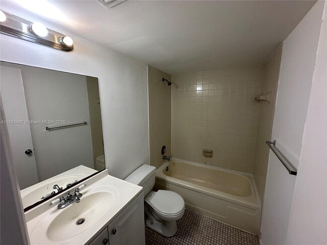 Building Photo - 8540 N Sherman Cir Unit 302 Rental