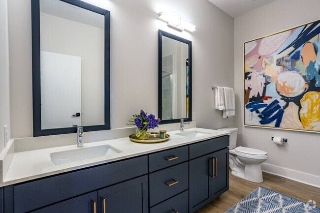 1BR, 1BA - 700 SF