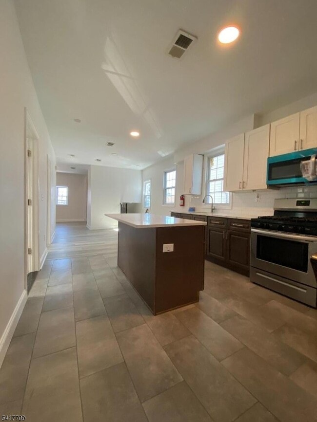 Photo - 334 Bond St