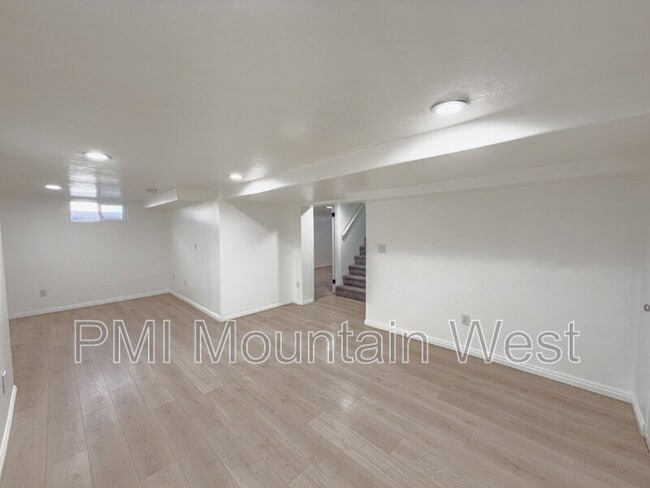 Photo - 872 N Main St Unidad B