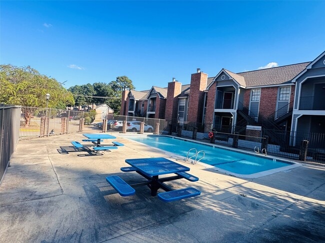 Building Photo - 2402 Sycamore Ave