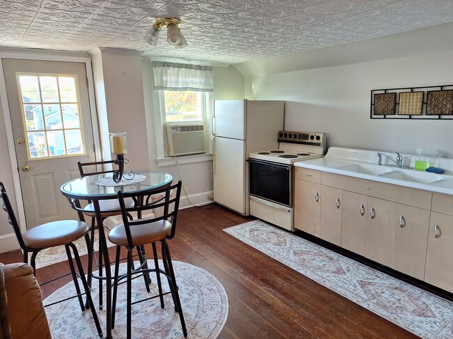 Building Photo - 507 E 2nd St Unit Quaint 2BR Upper Apartmen