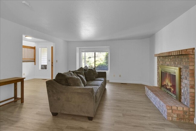 Photo - 5Bd/2.5Ba Everett Home