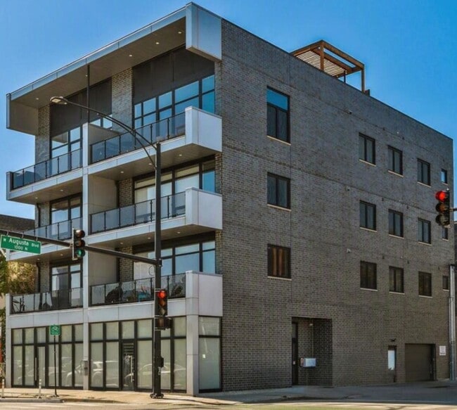 Building Photo - 1203 W Augusta Blvd Unit 2S