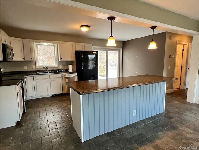 Photo - 492 Midland Lake Rd