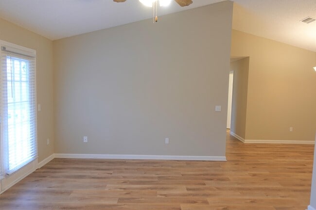 Photo - 205 Pelham Square Way
