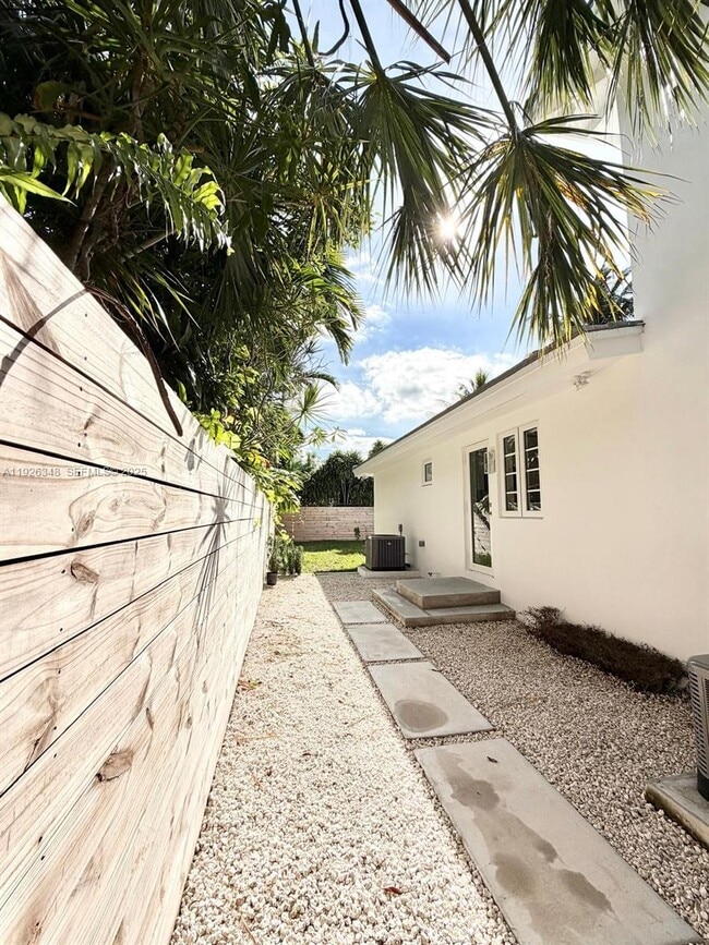 Photo - 524 NE 65th St Unidad 2