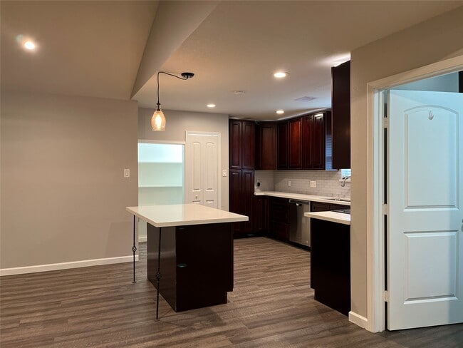 Photo - 304 S Shadowbend Dr