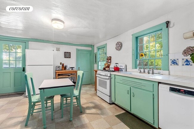 Photo - 560 Bridge Ln