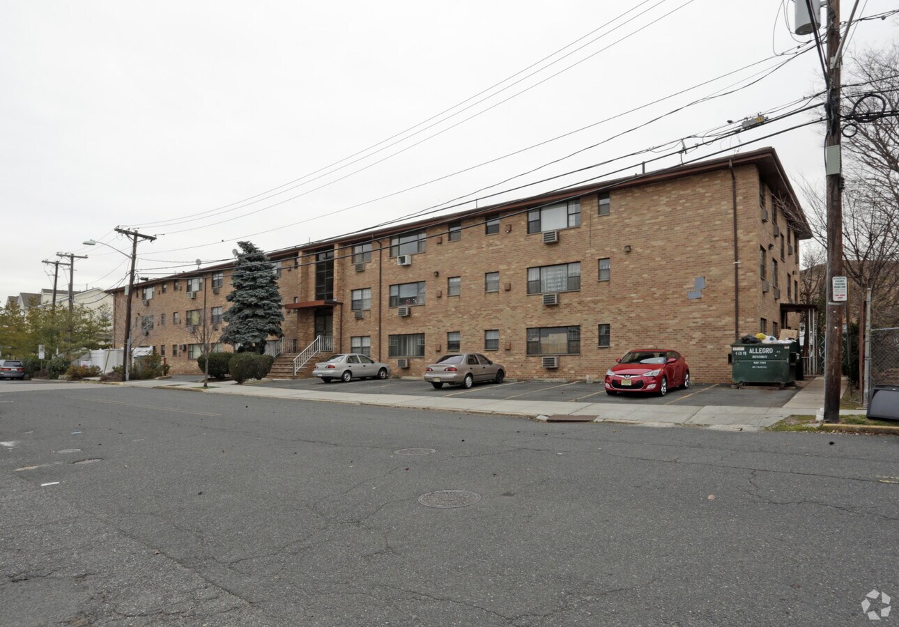 7 - 11 North Ln - 7-11 North Ln Apartments