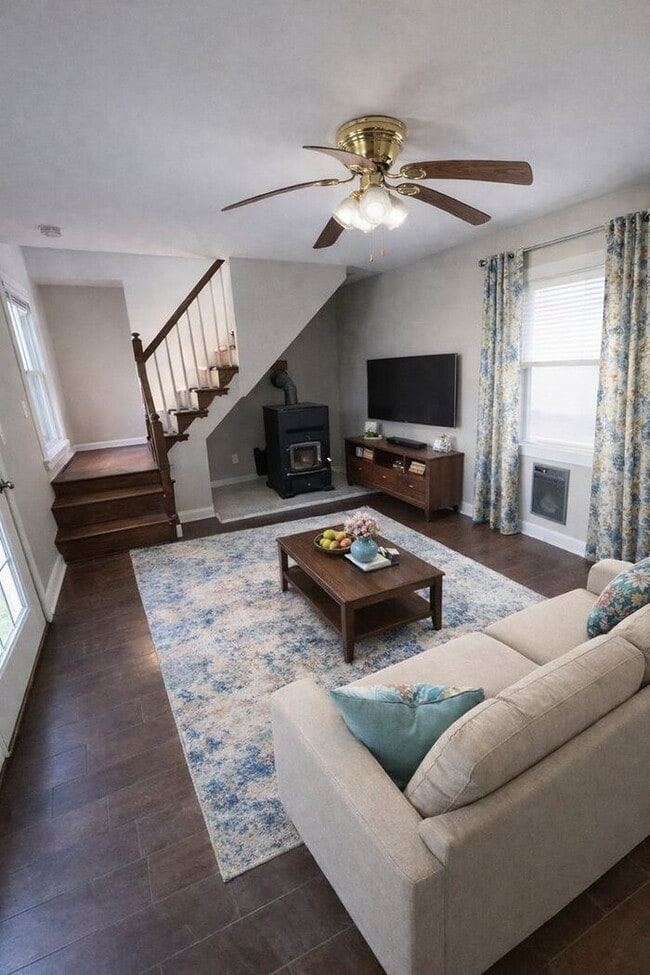 Photo - !! $500 OFF 2nds  MONTH'S RENT!!! Charming 3BR 2BA Home w/ Updated Kitchen + Large Front and Back...