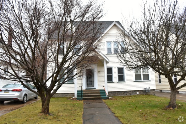 Building Photo - 730 Pine St Unit 730.5 Upstairs Rental