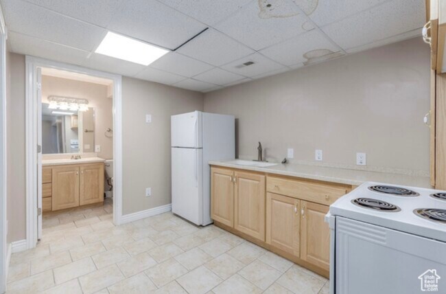 cocina y baño - 1278 E 530 N Unidad B