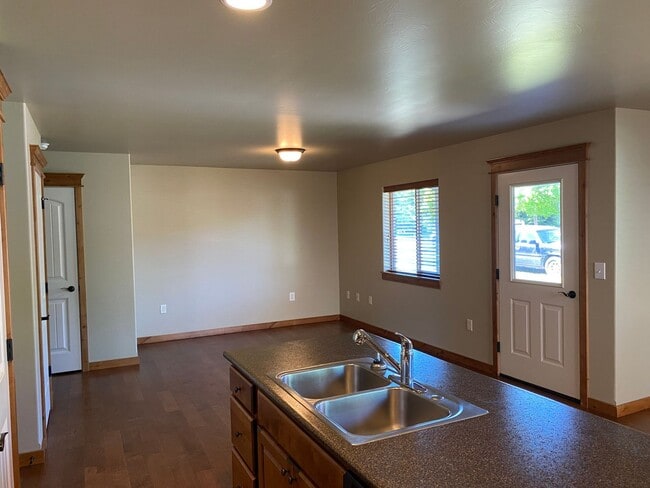 Building Photo - 3 Bedroom, End Unit, Condo in Bozeman