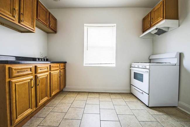 Photo - 7920-26 S Evans