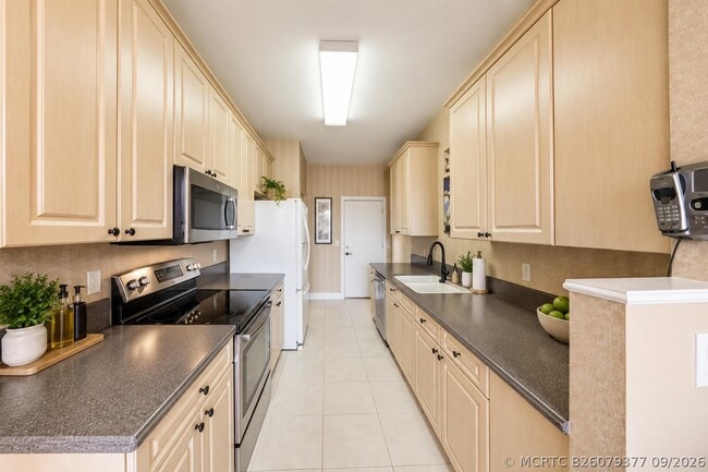 211 River Bluff Ln
