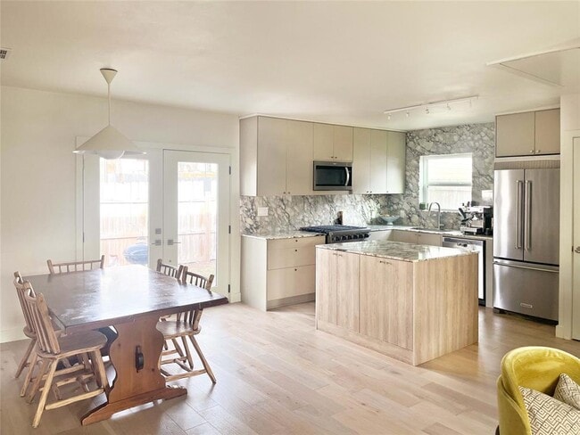 Photo - 4800 Duval St