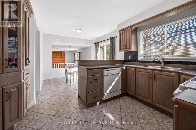 Photo - 10 Grosvenor Dr