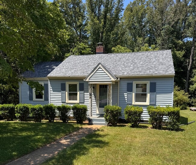 Building Photo - 3 Bedroom || 1 Bathroom Single Family Home