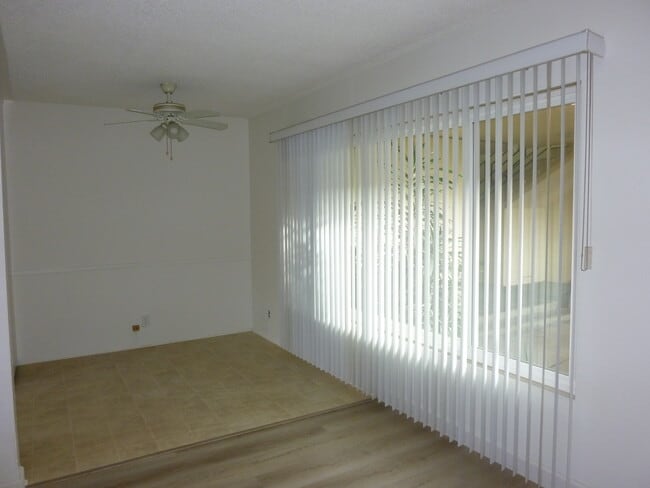 Building Photo - Palms