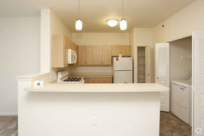 1BR, 1BA - 740 SF