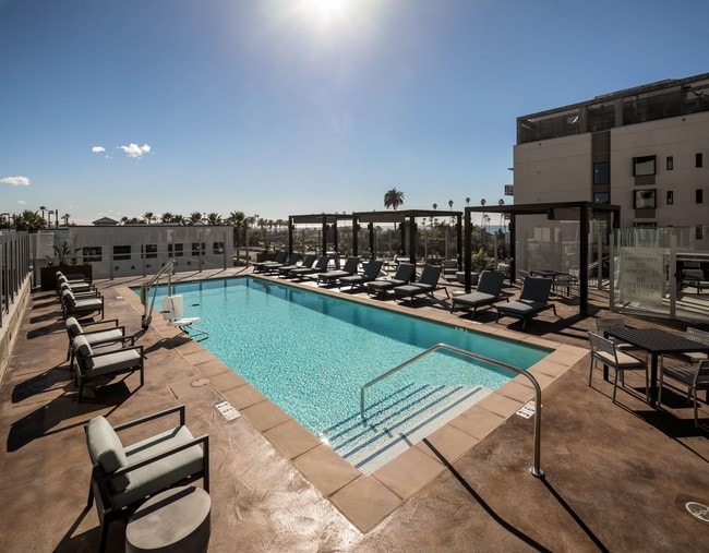 Pierside South apartments — community photo