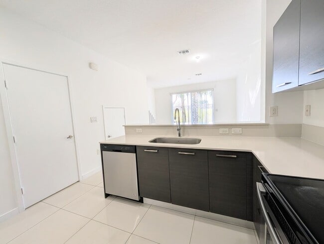Photo - Gorgeous 2BR/2.5BA Townhouse in Gated Community – Lauderhill