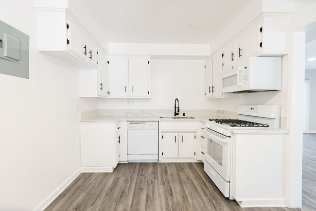 Photo - 18404 Vincennes St