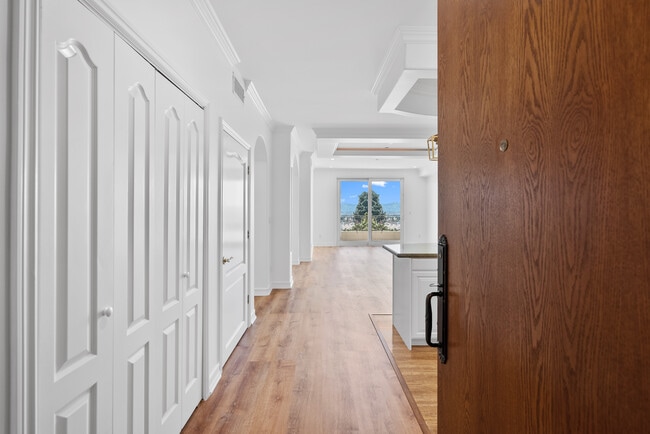 Building Photo - 600 E Magnolia Blvd Unit 302 Rental