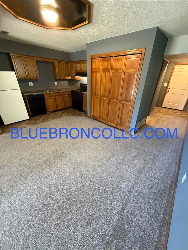 Photo - 101 SW Oxford Pl