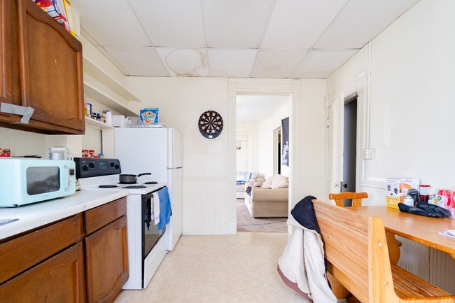 Photo - 2104 College St