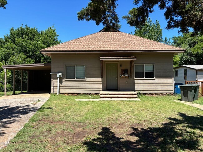 Building Photo - 2 bedroom 1 bathroom house in Downtown Edmond with central heat and air and washer/dryer hookup