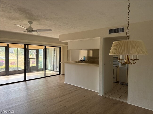 Building Photo - 5870 Trailwinds Dr Unit 612