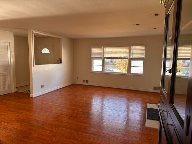 Photo - 5233 Queensberry Ave