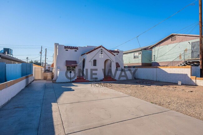 Photo - 745 E Pierce St