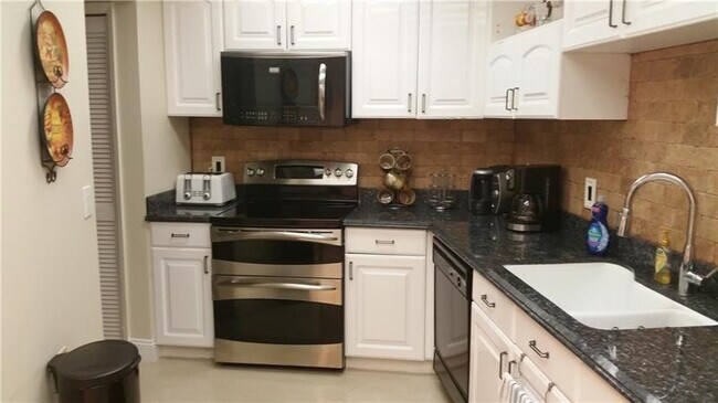 Building Photo - 625 Oaks Dr Unit 704