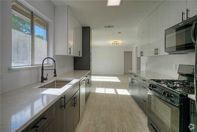 Building Photo - 5301 Gladstone Dr Rental