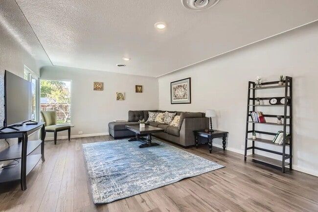 Photo - $0 DEPOSIT OPTION. STUNNING 3BED/2BATH DUPLEX IN BERKELEY NEIGHBORHOOD