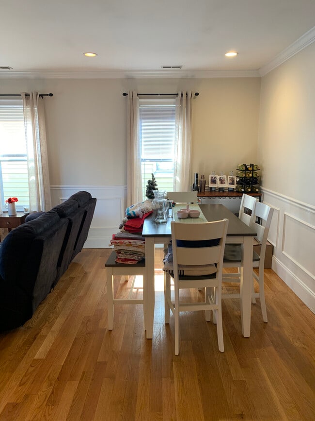 Building Photo - 212 L St