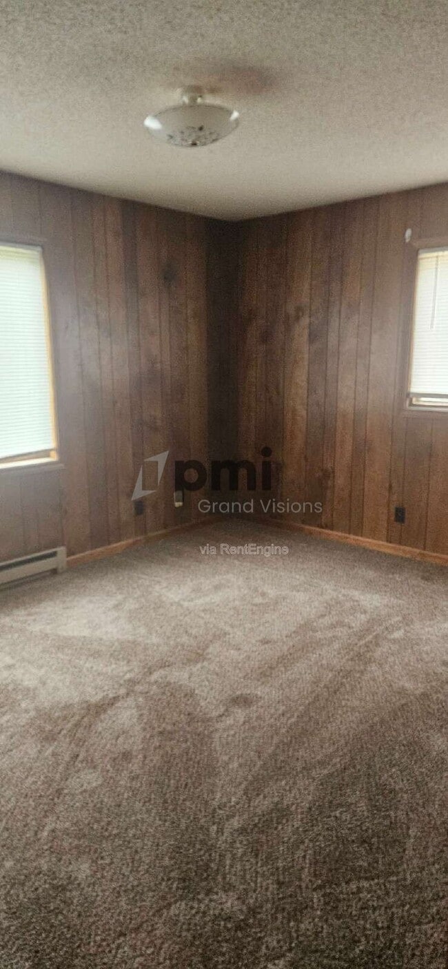Building Photo - 955 4th St Rental