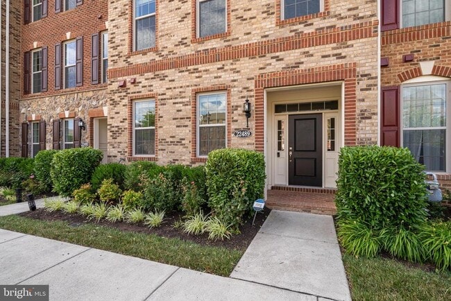22489 Naugatuck Square