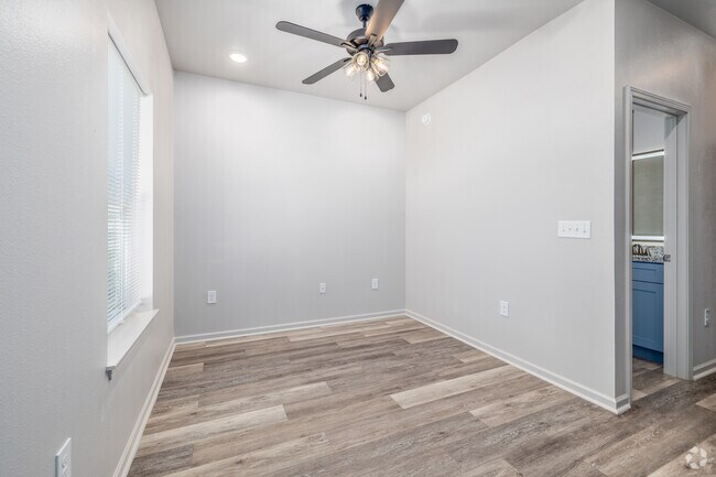 1BR, 1 BA - 420SF - Living Room