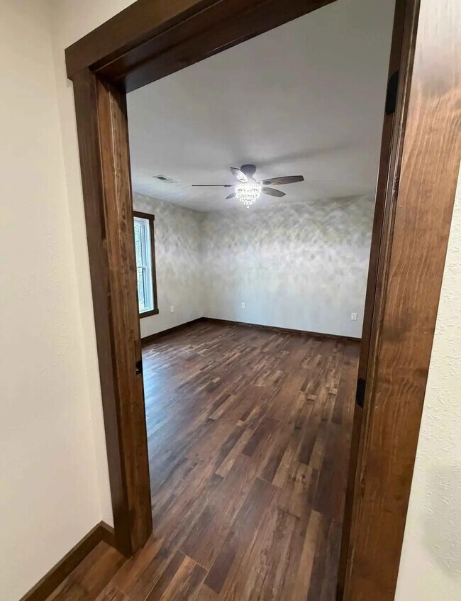 Photo - 905 W Broadway St