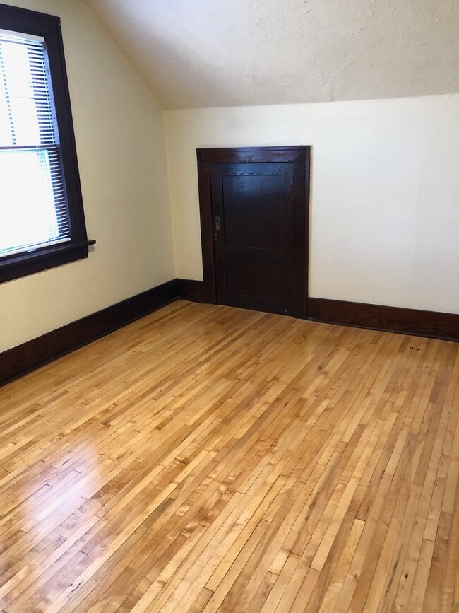 Dormitorio 1 en la planta superior - 509 E Vernon Ave
