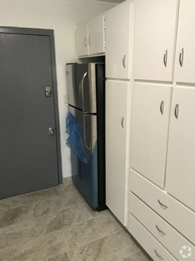 Building Photo - Studio Apartment - Available August 18th Unit 334-203