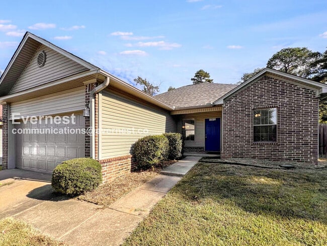 Building Photo - 3 Bed/2 Bath Home with Garage / Pet-Friend...