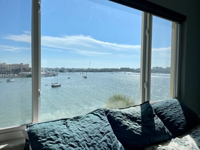 Building Photo - 4775 Cove Cir Unit 508