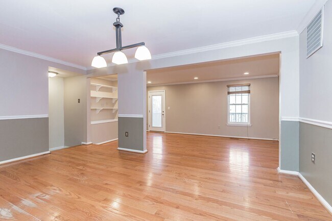 Photo - Well maintained 3-level 3Bd/2 full & 2 half bath TH in the sought-after Burke Centre!